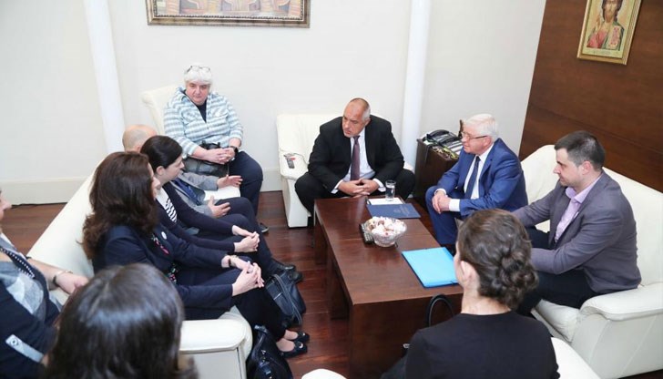 Парите са за увеличение на заплатите на лекарите и закупуване на нова техника