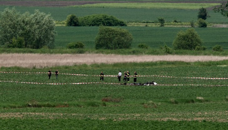 Продължава разследването на авиокатастрофата, при която в неделя загинаха мъж и жена