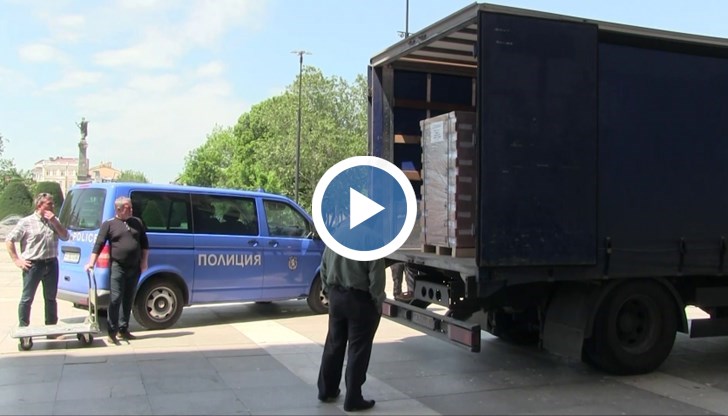 В събота се очаква да пристигнат и устройствата за машинното гласуване