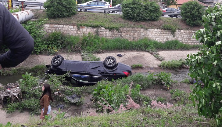 Джип блъсна четири деца, след което се преобърна в Перловската река