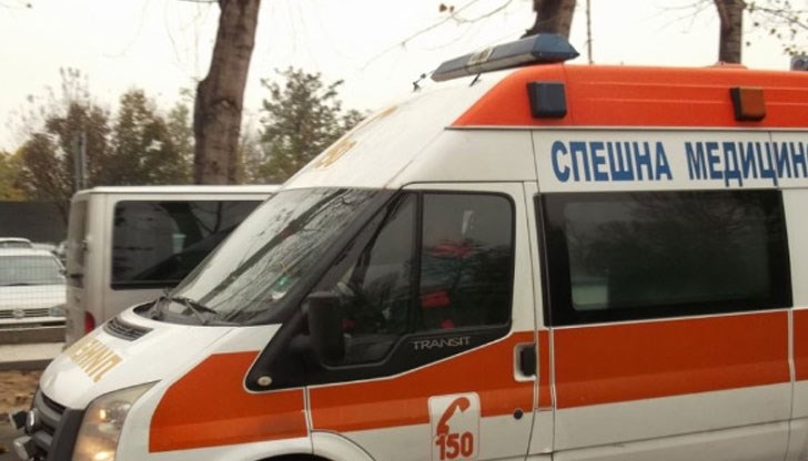 Медиците са в шок. Има нанесени щети на линейката Медиците са в шок. Има нанесени щети на линейката