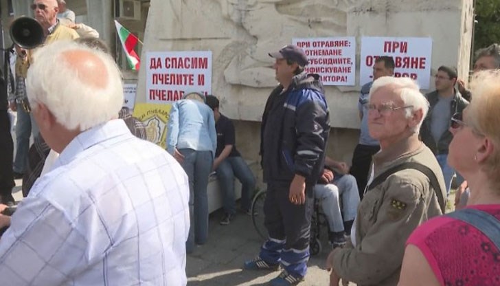 Да се предвиди и наказателна отговорност за тях, за това настояха на протестен митинг днес в Плевен стотици пчелари