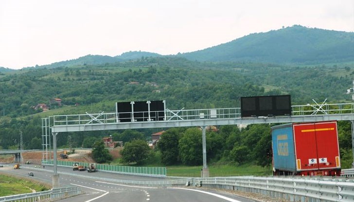 Движението по 6,5 км от АМ „Струма“ след Благоевград ще бъде пуснато по-рано от предвиденото, похвалиха се от МРРБ