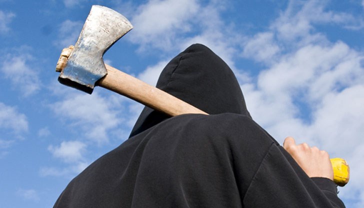 Разбеснелият се мъж ударил колата в дърва, но продължил преследването и пеша