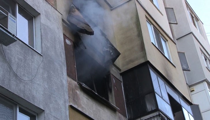 Пламнал е балкон на 4-я етаж
