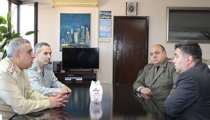 Показват военна техника на алеята до хотел „Дунав“ Показват военна техника на алеята до хотел „Дунав“