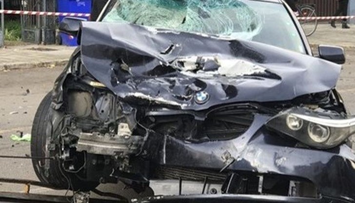 Младият шофьор с автомобил БМВ се блъснал  в паркиран товарен автомобил „Мицубиши“ / Снимката е илюстративна
