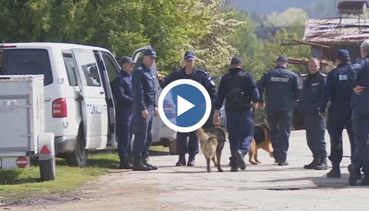 Мъж твърди, че кучето му е било простреляно при претърсване на имота му