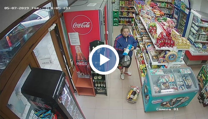 Госпожата от клипа работи много умело с ръцете, прилага схемата: един артикул в кошницата, един в пазвата, един в чантата