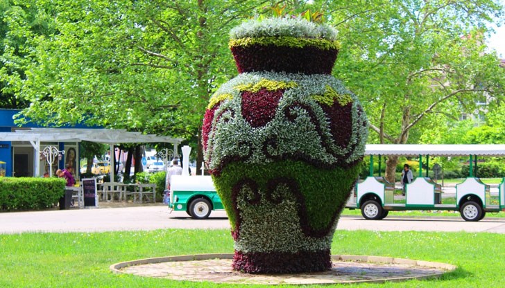 Тази година Вазата в Парка на младежта изобразява червени лалета на бял фон