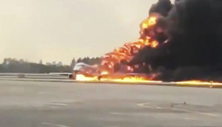 10 души са ранени при аварийното кацане днес на руски пътнически самолет на московското летище