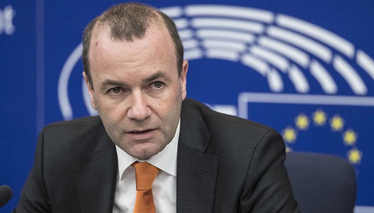 Срещу Вебер е и френският президент Еманюел Макрон