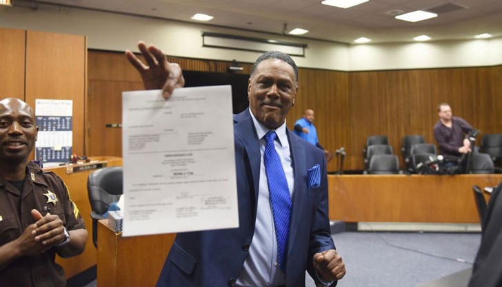 Ричард Филипс ще получи 1,5 милиона долара като обезщетение за съдебната грешка Ричард Филипс ще получи 1,5 милиона долара като обезщетение за съдебната грешка