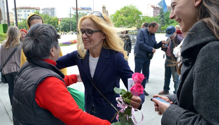 Неочаквана изненада поднесоха Десислава Иванчева и журналиста Минчо Христов Неочаквана изненада поднесоха Десислава Иванчева и журналиста Минчо Христов