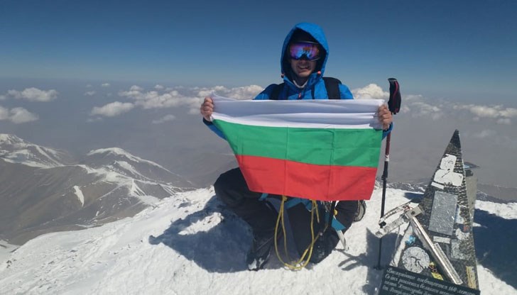 24-годишният Петър покори и връх Ухуру - на 5895 метра височина