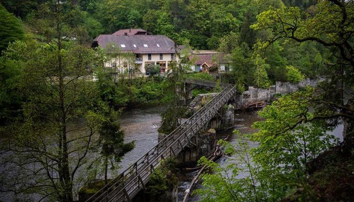 Край тях имало два арбалета Край тях имало два арбалета