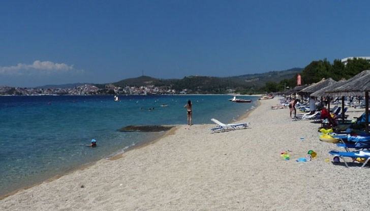 Жената била отнесена от висока приливна вълна, докато се разхождала по плажа в Порто Жената била отнесена от висока приливна вълна, докато се разхождала по плажа в Порто