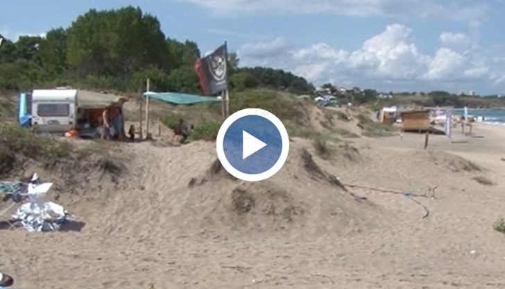 Отмениха наредбата за глоби за палатки на плажа в Царево