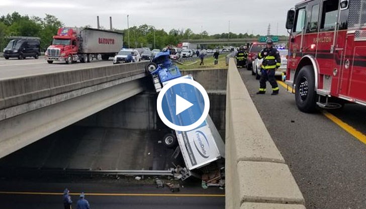 Камион увисна върху надлез след катастрофа