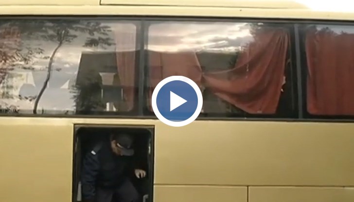 Те вече са качени в автобус, който ще ги транспортира до транзитния бежански център в Любимец