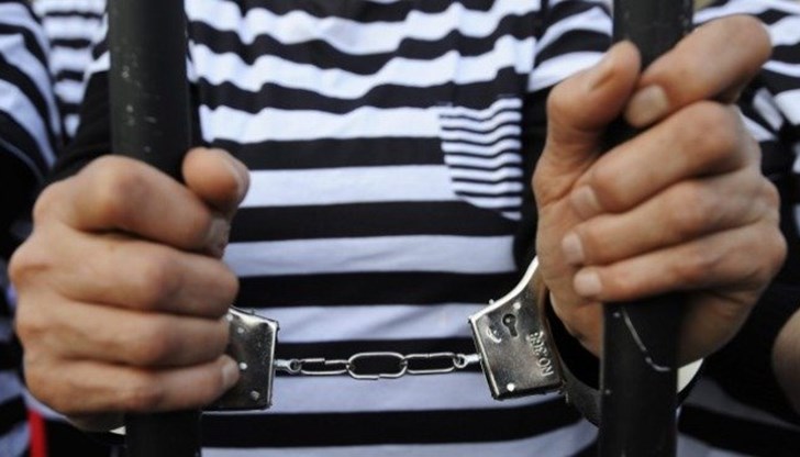 Осмокласникът извардил мъничката Зорничка докато бере череши и след като я повалил на тревата набързо разкъсал дрешките й Осмокласникът извардил мъничката Зорничка докато бере череши и след като я повалил на тревата набързо разкъсал дрешките й