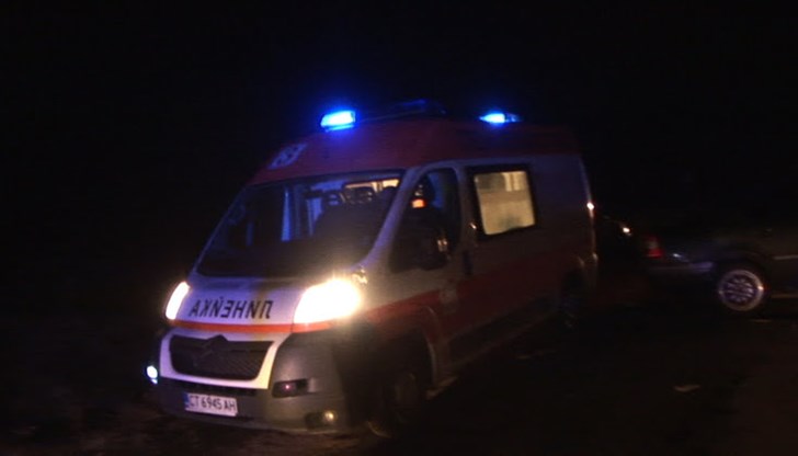 Лек автомобил, пътуващ в посока към София е излетял от пътното платно, счупил мантинелата и се забил в крайпътна канавка