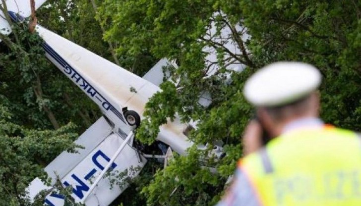 Двуместният летателен апарат се е ударил в короната на дърво в гора край Холцвикеде
