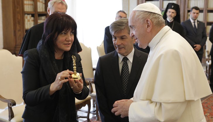 Светият отец посрещна делегация, водена от  Цвета Караянчева