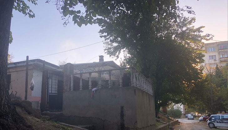 Законно изградена ли е посочената ограда на къщата общинска собственост, намираща се южно от бл. „Силистра“?