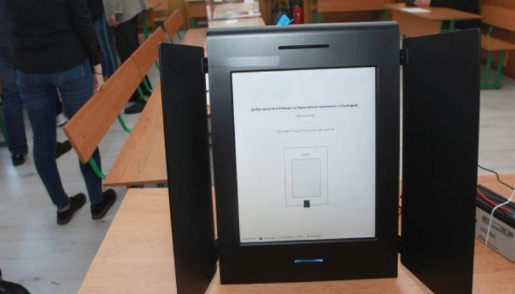 Нито един от жителите в най-големия етнически квартал у нас не се е възползвал от техническото нововъведение, въпреки че машините светят и подканват избирателите Нито един от жителите в най-големия етнически квартал у нас не се е възползвал от техническото нововъведение, въпреки че машините светят и подканват избирателите