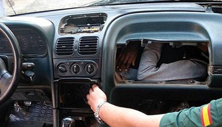 Младият мароканец е сврян в арматурното табло на автомобил при опит да влезе нелегално в Европа