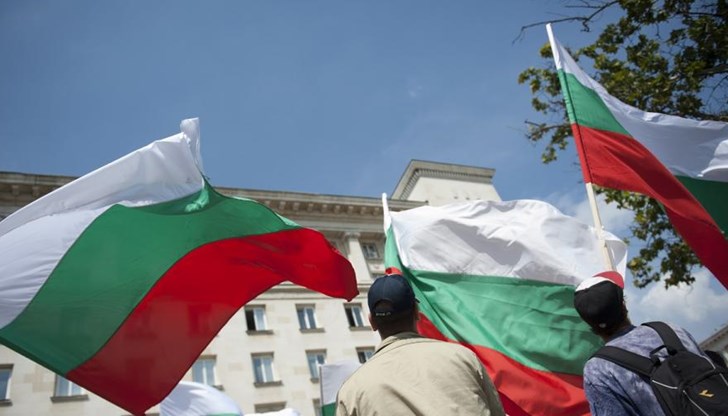 Мнението на протестиращите е, че стратегията ще даде повече права на НПО-та, социални служби и административни чиновници, отколкото на родителите спрямо децата им Мнението на протестиращите е, че стратегията ще даде повече права на НПО-та, социални служби и административни чиновници, отколкото на родителите спрямо децата им