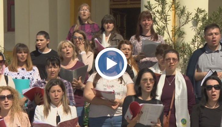 Специално сформиран хор от 90 певци от всички български католически енории съпровождат литургиите и събитията, свързани с неговото посещение