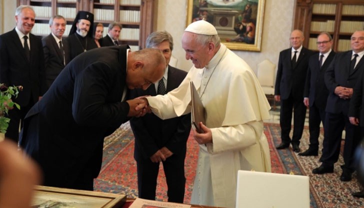 А видяхме, че той се наведе, целуна на патриарха иконата. Веднага си облече дрехата, подарък от мен, с която служи и сега в Раковски А видяхме, че той се наведе, целуна на патриарха иконата. Веднага си облече дрехата, подарък от мен, с която служи и сега в Раковски