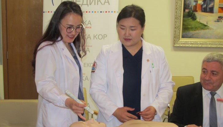 Методът на кръвопускането от 77 точки в човешкото тяло, билколечението и иглотерапията са част от процедурите Методът на кръвопускането от 77 точки в човешкото тяло, билколечението и иглотерапията са част от процедурите