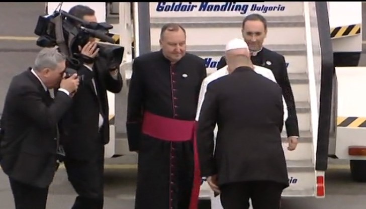 Светият отец кацна преди минути на летище София
