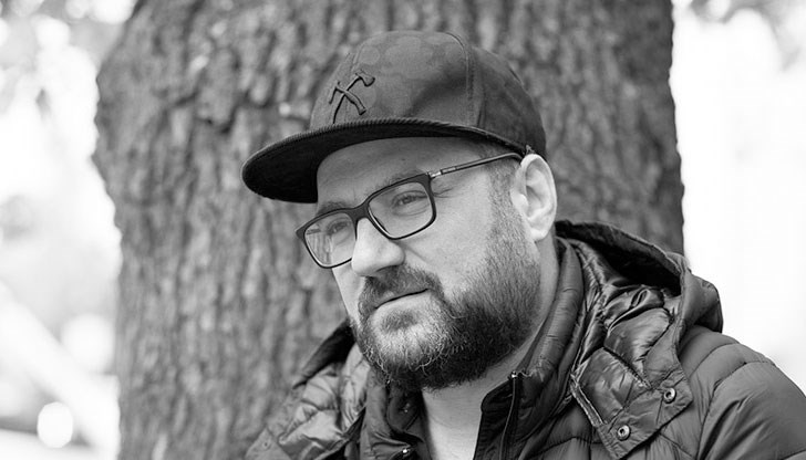 Негодувам срещу политиците, защото това са едни смешници, палячовци, лъжци, заяви музикантът Димо Стоянов Негодувам срещу политиците, защото това са едни смешници, палячовци, лъжци, заяви музикантът Димо Стоянов