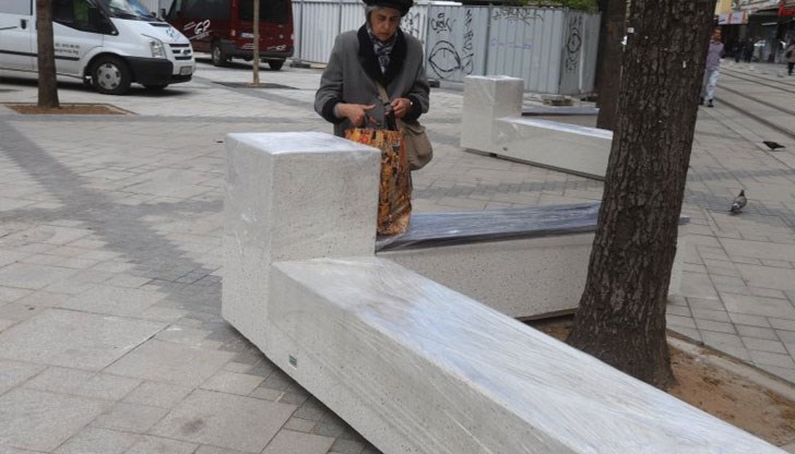 Скъпоценните пейки ще красят площад „Славейков” в София