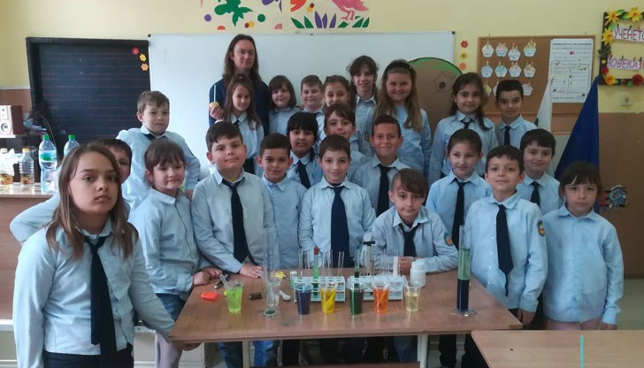 Учениците станаха свидетели на серия от научни забавни физични експерименти