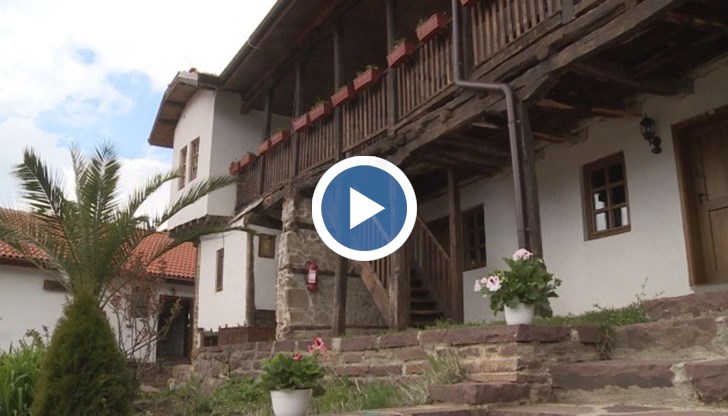 Точно като в песента "Продават се, мамо, Белите манастири"