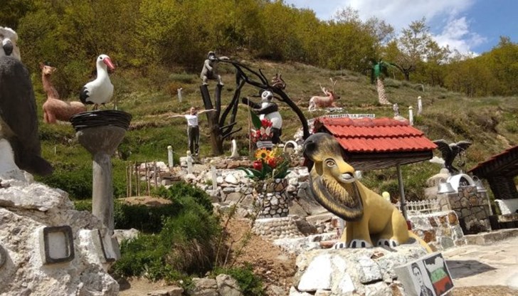 Светозар Дишлиев извая от бетон екзотичните създания, безплатната атракция привлича стотици туристи