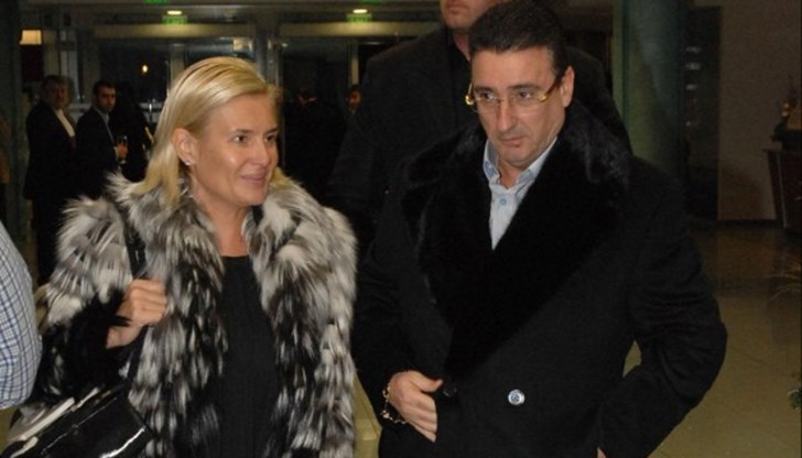 От летището ще бъде качена в кола на съдебна охрана и откарана в следствен арест