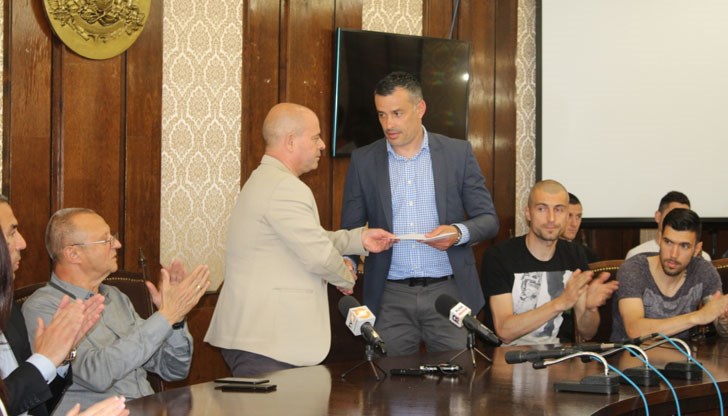 Кметът на Русе снощи е видял едни „дракони“, които са се борили за града си