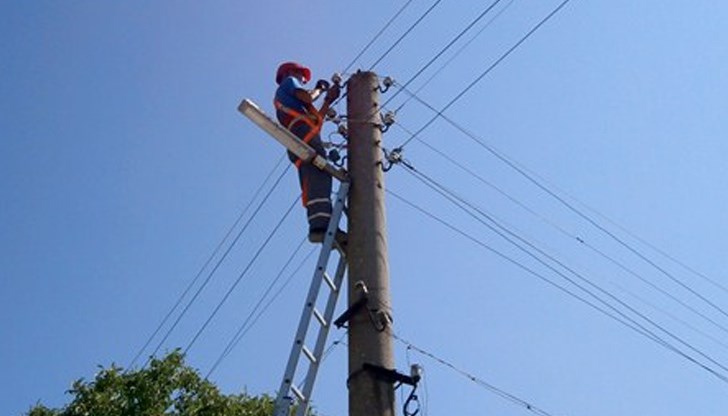 Двама работници извършвали дейности по прекарване на електричество в парцел Двама работници извършвали дейности по прекарване на електричество в парцел