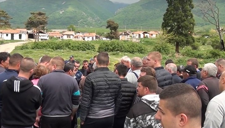 Недоволството на хората е заради инцидент от снощи в заведение в центъра на селото, където ромите нахлули с ножове и брадви и изпочупили прозорци и наранили един от клиентите