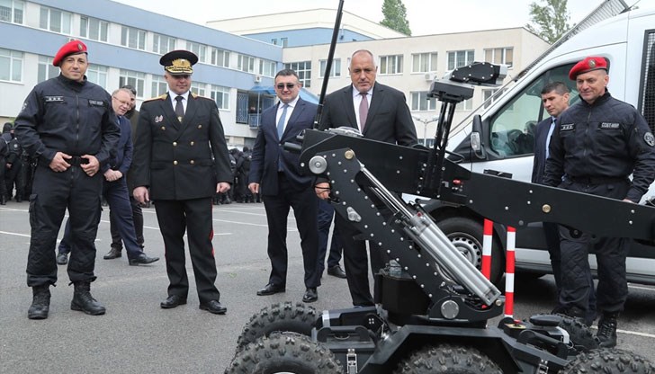 По време на представянето на новата техника бе презентиран електропреносен „Тейзър“ модел Х26