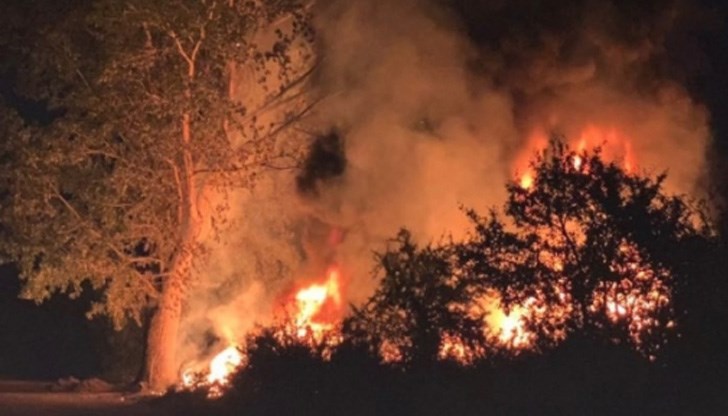 Човек с каруца по неясни причини подпалил тревната площ в района