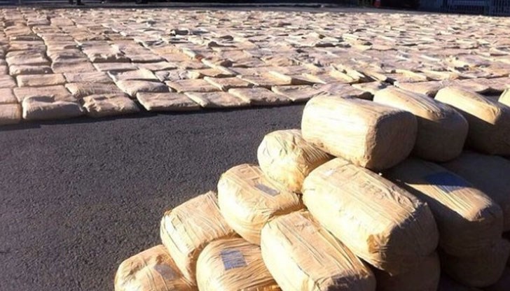 Близо 20 тона кокаин бил скрит в пластмасови кофи за боя