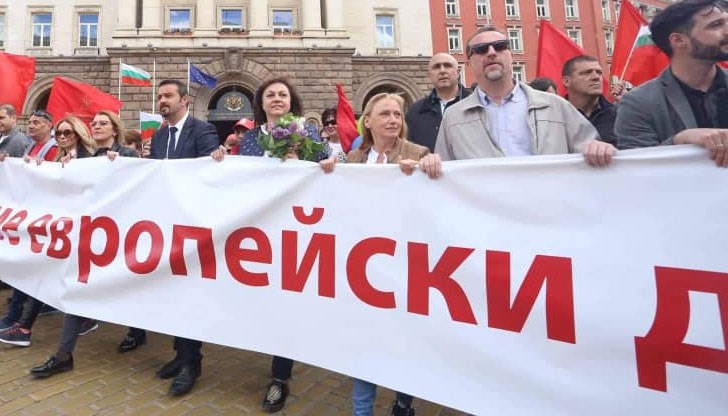 Управляващите имат апартаментен морал - подават оставки, но остават с апартаменти, каза лидерът на БСП по време на първомайския митинг Управляващите имат апартаментен морал - подават оставки, но остават с апартаменти, каза лидерът на БСП по време на първомайския митинг