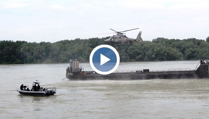 Командоси се спуснаха с въже от хеликоптер на борда, като междувременно се завърза престрелка между похитителите и тактическата група на лодката на Военноморските сили